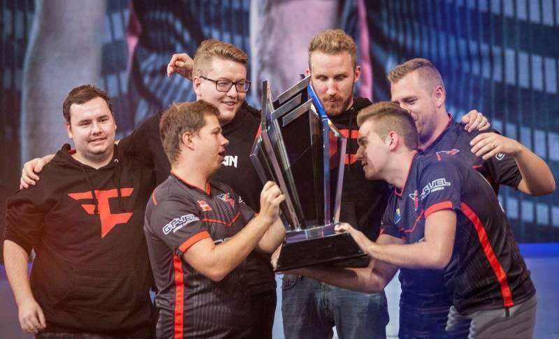 Creme在被KC零封后每日陪女友双排金铲铲 打HLE前夜玩到凌晨4点！